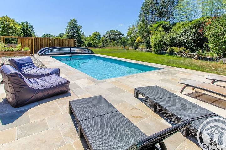 Gîte pour 4 personnes, avec terrasse et piscine