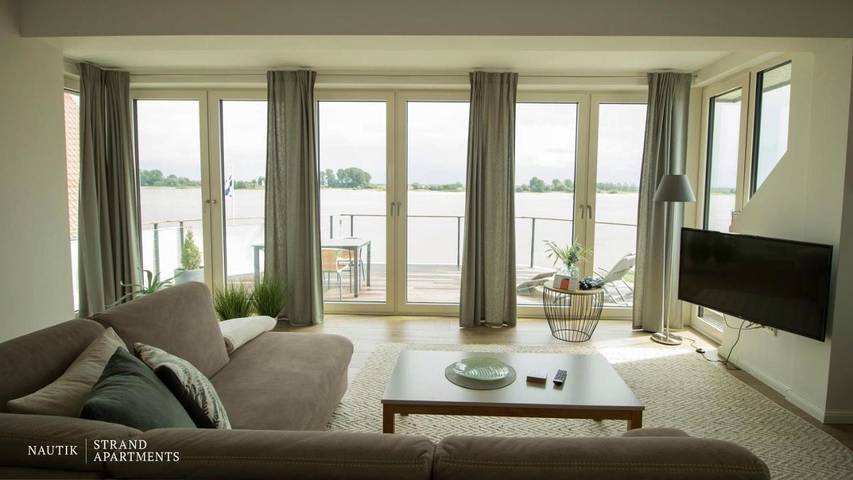 Ferienwohnung für 3 Personen, mit Balkon und Whirlpool sowie Terrasse und Garten in Brake