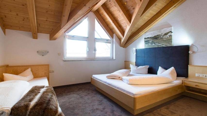 Ferienwohnung für 26 Personen, mit Balkon und Terrasse sowie Garten und Pool in Fiss