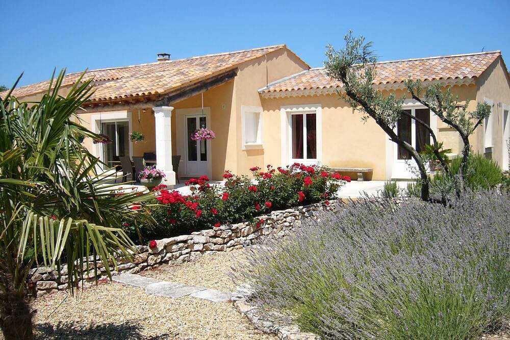 Bonnieux 4* house on 5500m wooded plot. in Bonnieux, Parc naturel régional du Luberon