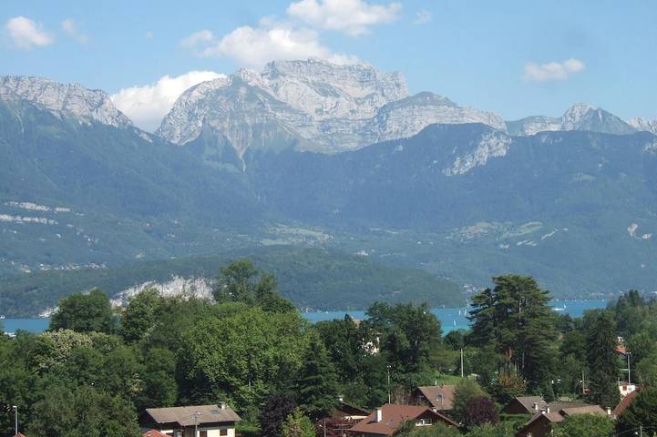 Chalet pour 8 personnes, avec jardin et balcon sur le Lac d'Annecy