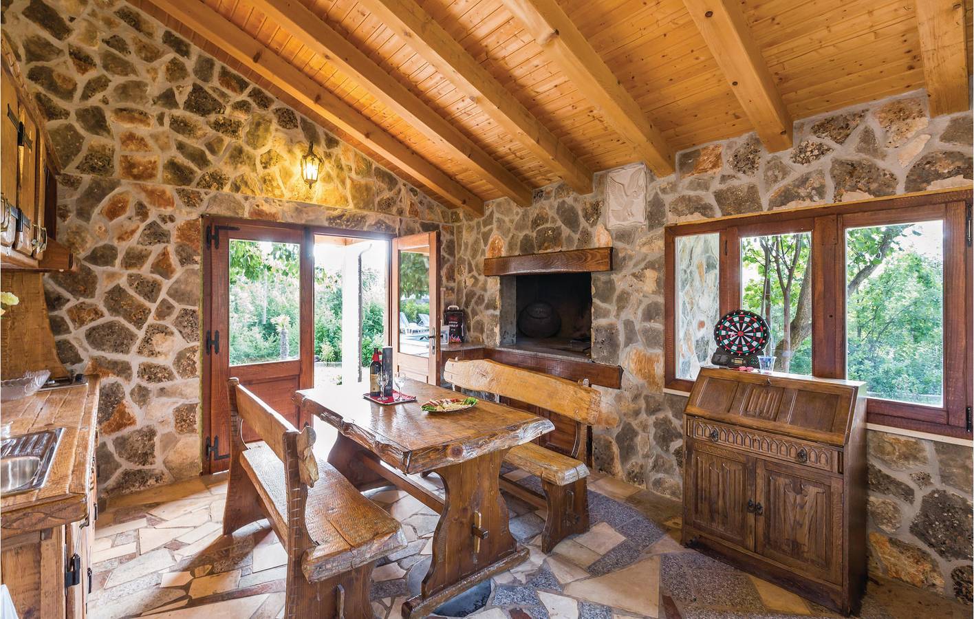 Ganze Ferienwohnung, Gemütliche 124 m² große Wohnung mit Pool, Terrasse und WLAN in Dalmatinisches Zagora