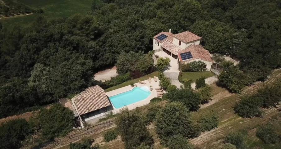 Location de vacances pour 8 personnes, avec piscine ainsi que vue et jardin, animaux acceptés à Malaucène