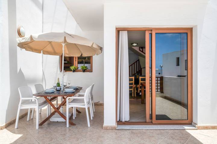 Modern Duplex House Close to the Beach with Shared Pool, Sea View, Wi-Fi, Balcony & Terrace; Parking Available in Puerto del Carmen, Tías