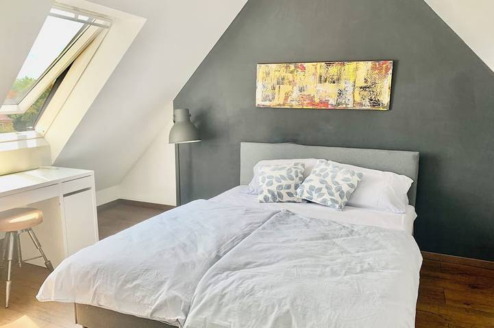 Ganze Wohnung, Schöne Dachgeschoss-Maisonette Wohnung modern eingerichtet und top Infrastruktur in München Moosach, München