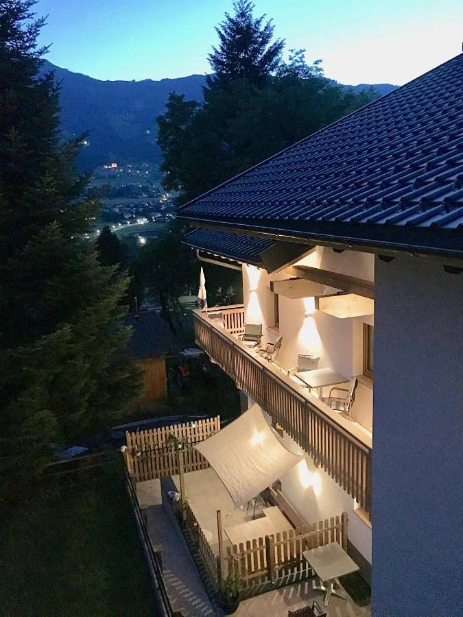 Apartmenthotel für 7 Personen, mit Balkon und Whirlpool sowie Terrasse und Garten in Hart im Zillertal