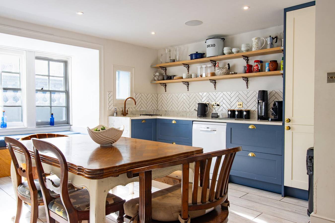 Spacious Seaside Home with Cinema Room - Pass the Keys in Hastings, Sussex Oriental