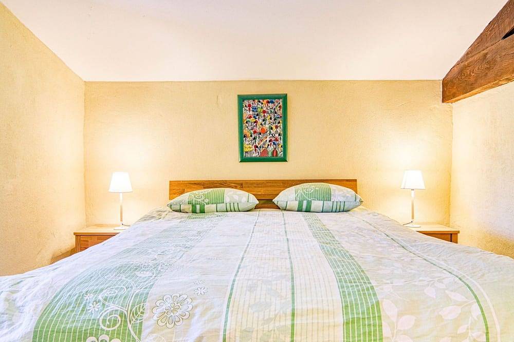 Vrijstaand Vakantiehuis met privé zwembad, airco, Wifi, jacuzzi, Tv, terras, huisdieren toegestaan in Entrecasteaux, Brignoles region