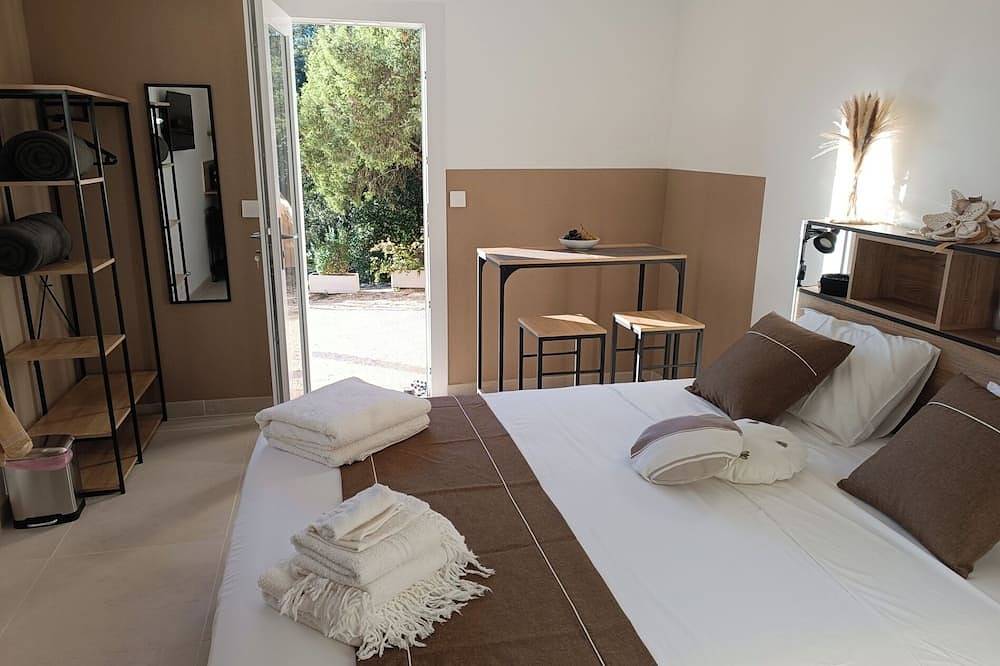 Chambre d'hôte, tout confort intimiste, jacuzzi en saison, idéalement situé in Dions, Région de Nîmes