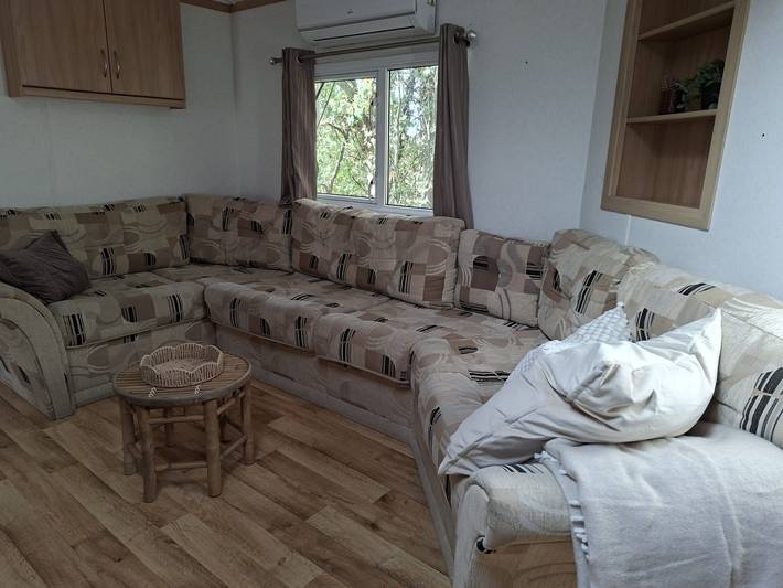 Caravan 'De Zandparel' with Wi-Fi and Air Conditioning