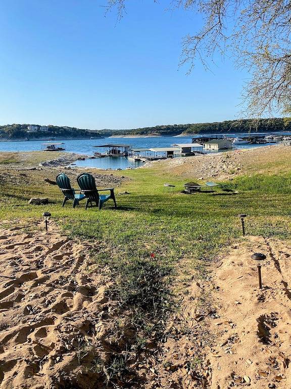 Ausgezeichnete Lage tiefes Wasser das ganze Jahr über, in der Nähe von Lebensmitteln, Restaurants, Lieferung in Lake Travis