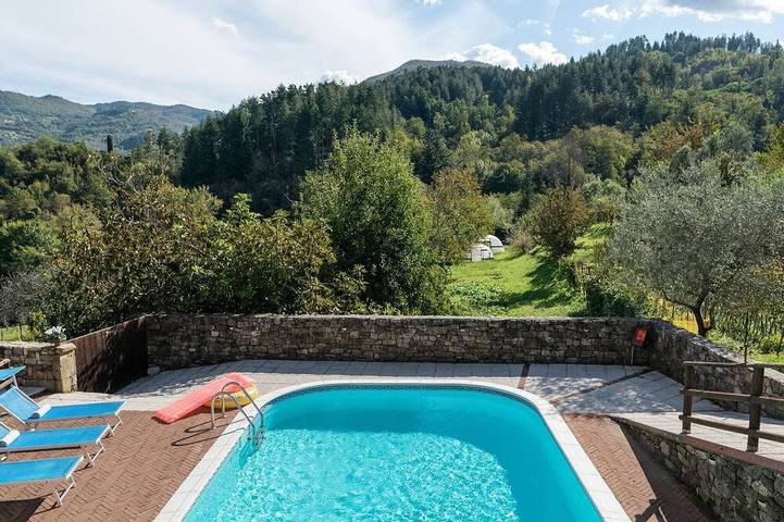 Ferienwohnung für 4 Personen, mit Balkon/Terrasse und Whirlpool sowie Terrasse und Pool in Casola in Lunigiana