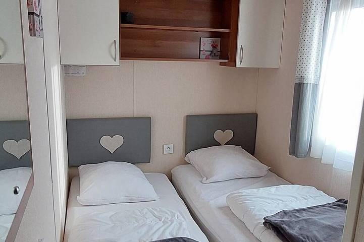 Camping pour 6 personnes, avec terrasse ainsi que jardin et piscine à Dinard - 4