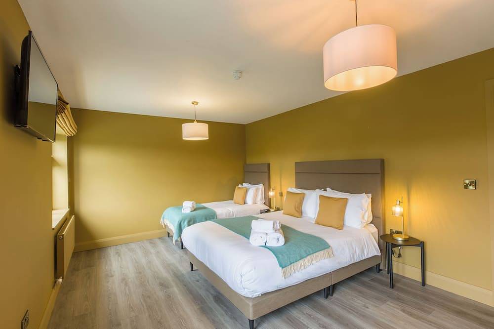 Luxury House approx 750m  Killarney Town Centre (accommodates 23) in Killarney, Killarney National Park