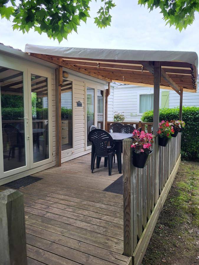 Camping pour 5 personnes, avec Terrasse ainsi que Jardin et Piscine