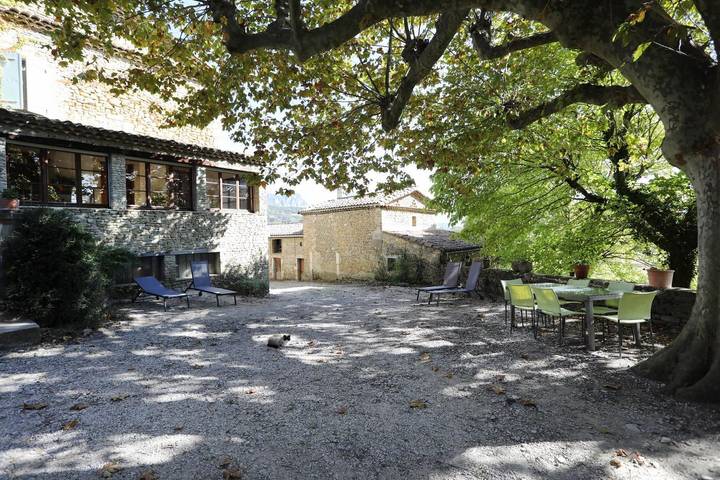 Gîte pour 7 personnes, avec terrasse et jardin à Soyans