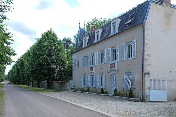Location de vacances pour 23 personnes, avec Balcon et Jardin à Sermizelles