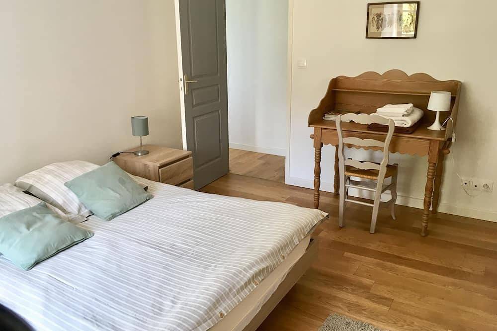 Entire apartment, Gite / apartment in castle outbuildings in Commes, Bayeux region