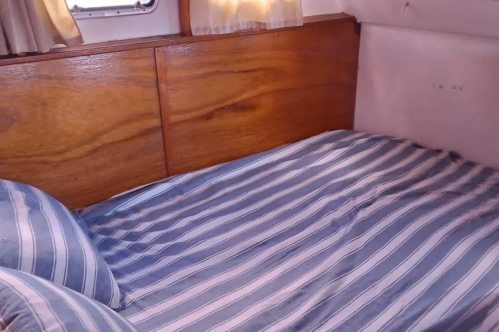 Elegant 35m² houseboat with sheltered terrace for 4 people in Saint-Gilles, Nimes und Umgebung