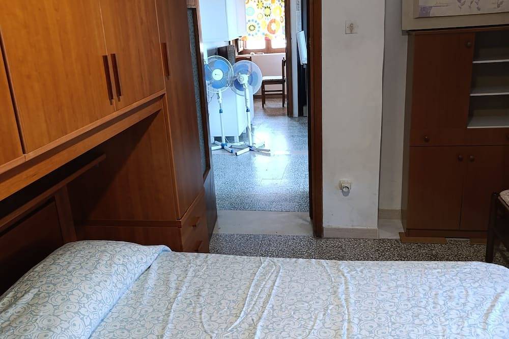 Entire apartment, Cozy House in Villa sleeps 9 2 bathrooms large veranda 3 doubles in Vico del Gargano, Gargano