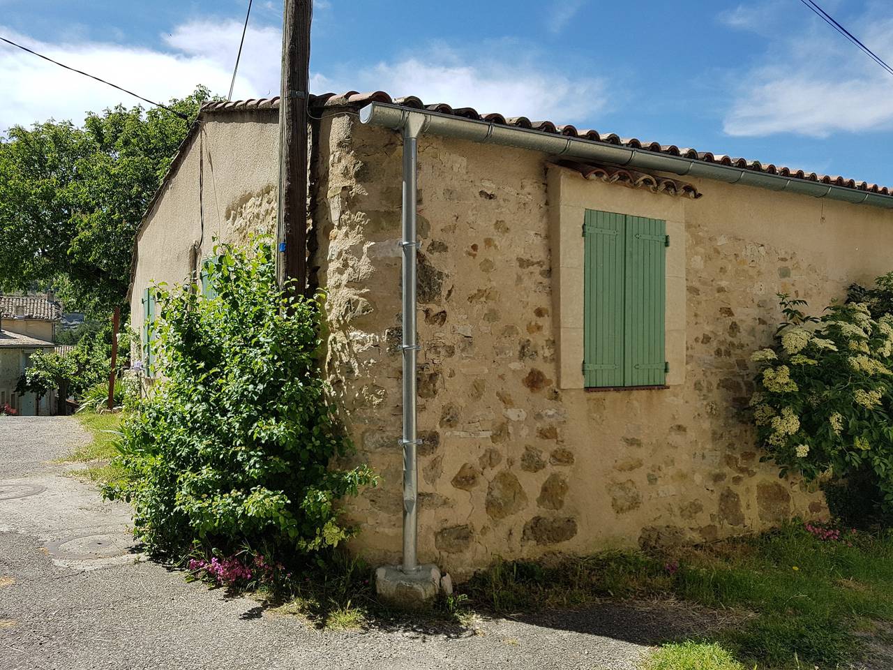 Cozy House with Garden in Revest-des-Brousses in Revest-des-Brousses, Parc naturel régional du Luberon