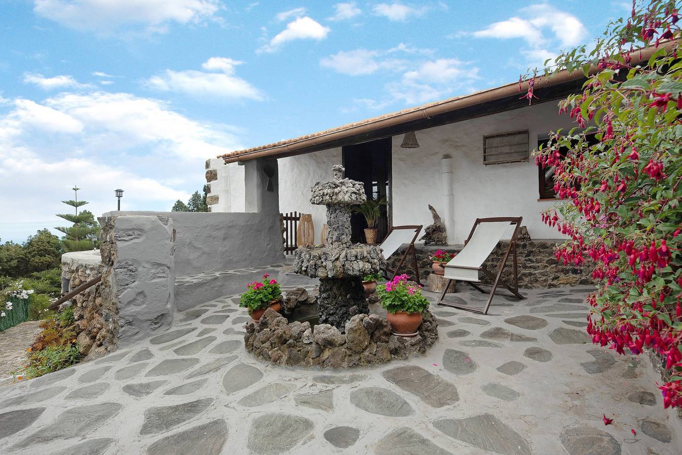 Vacation Home 'Rosalía' with Sea View, Terrace & Wi-Fi in Icod de los Vinos, North Tenerife