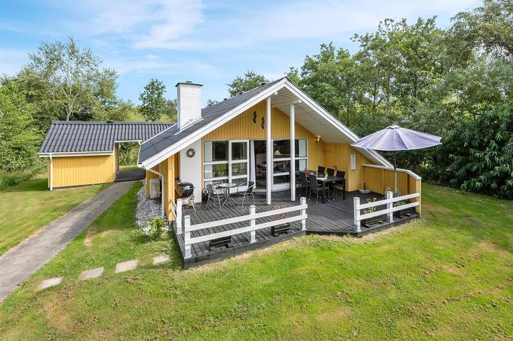 Ferieudlejning for 6 personer, med terrasse og jacuzzi samt sauna, husdyr tilladt i Bork Havn