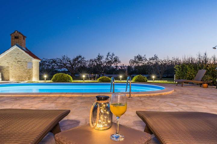 Ferienhaus für 8 Personen, mit Balkon/Terrasse und Terrasse sowie Pool in Privlaka