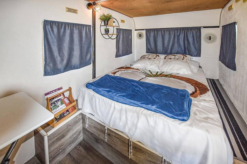 Cozy (sta)caravan in Pernes-les-Fontaines in Pernes-les-Fontaines, Parc naturel régional du Mont-Ventoux