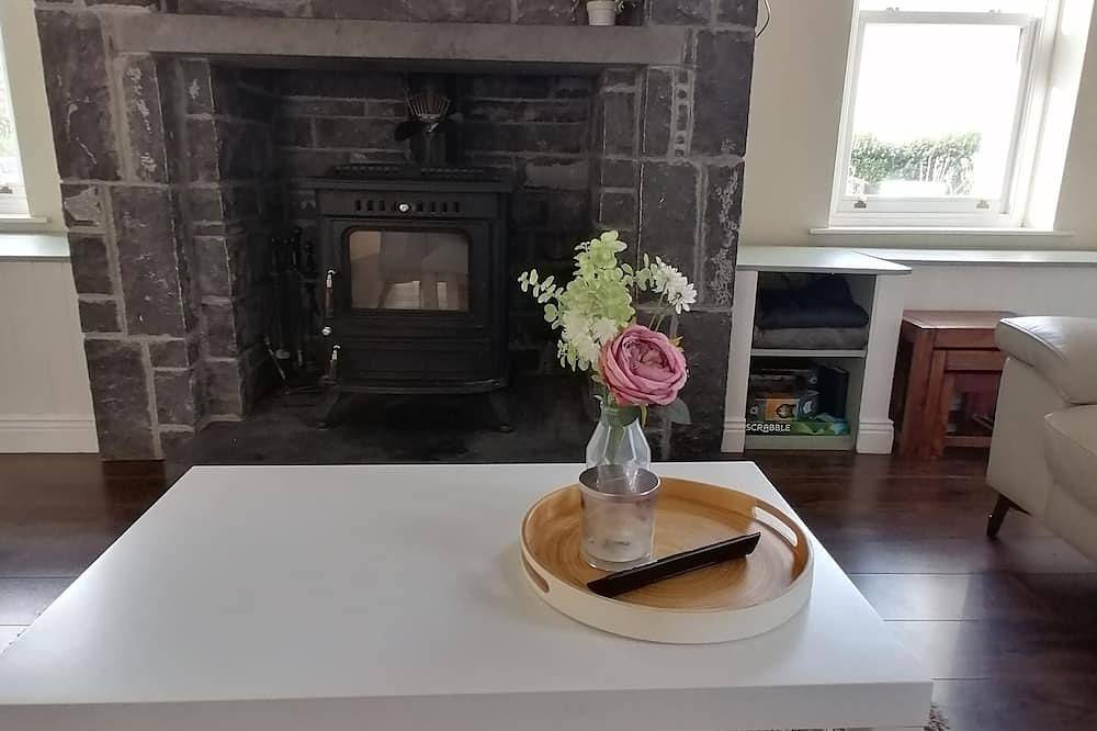 Charming 3-bedroom cottage in Dromineer, Lough Derg with Wifi in Nenagh, Lough Derg