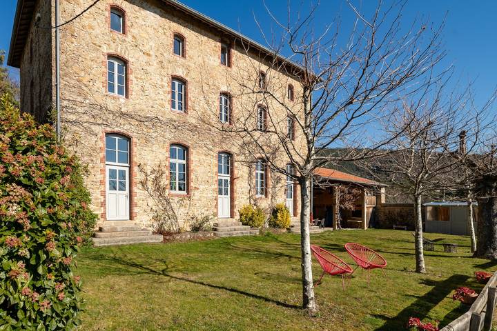 Casa de huéspedes «La Chastanha - Habitación 2» con vistas a la montaña in Saint-Symphorien-de-Mahun, Tournon-sur-Rhône región