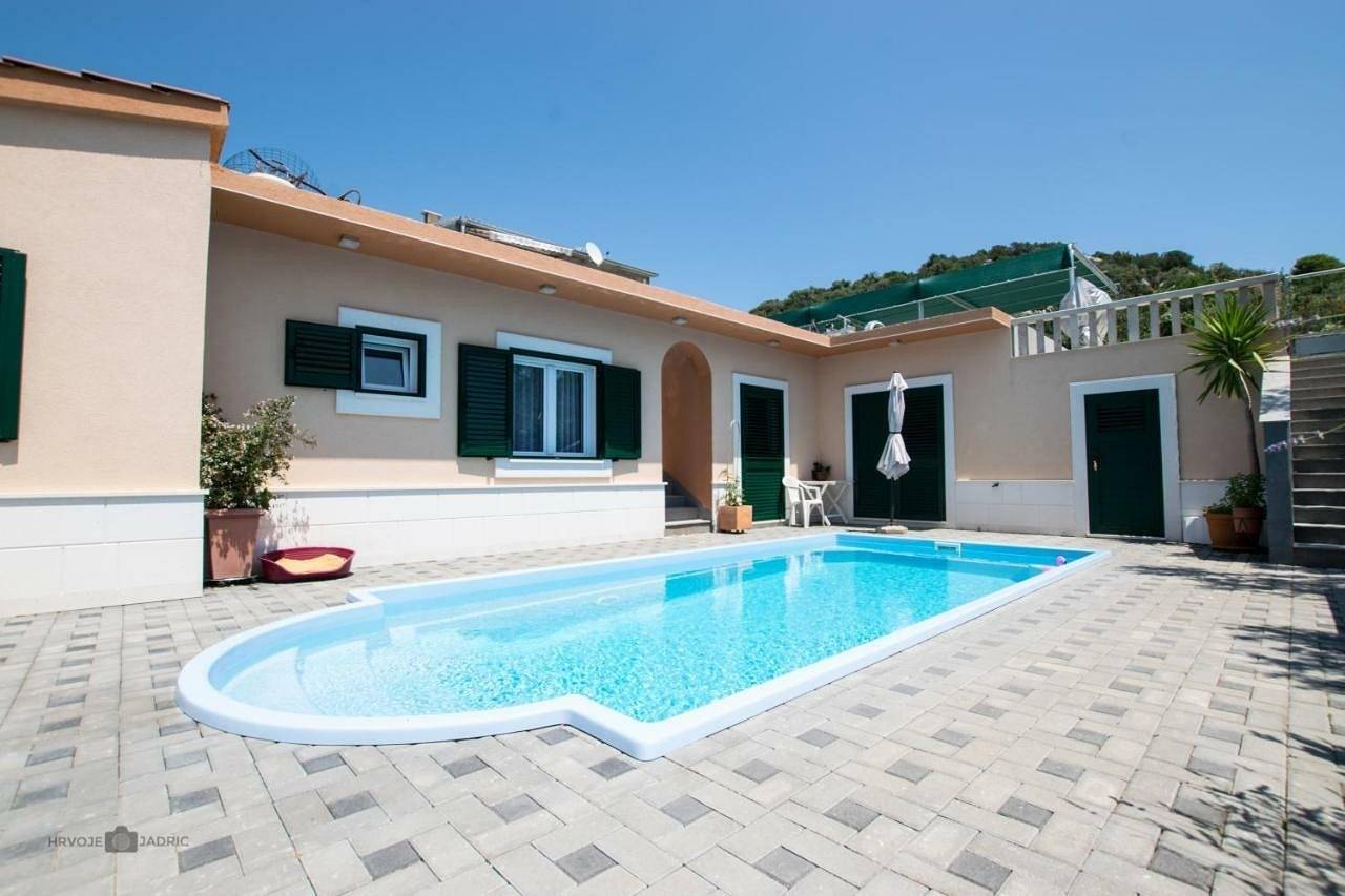 Ganze Wohnung, 1-Zimmer-Ferienwohnung mit Pool Okrug Donji, Ciovo A-25498-d in Okrug Donji, Ciovo