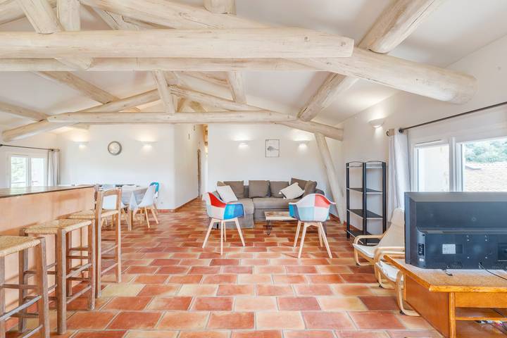 Cottage 'La Buisse - Grand Gite' con vista sulle montagne, terrazza privata e Wi-Fi in Simiane-la-Rotonde, Forcalquier e dintorni