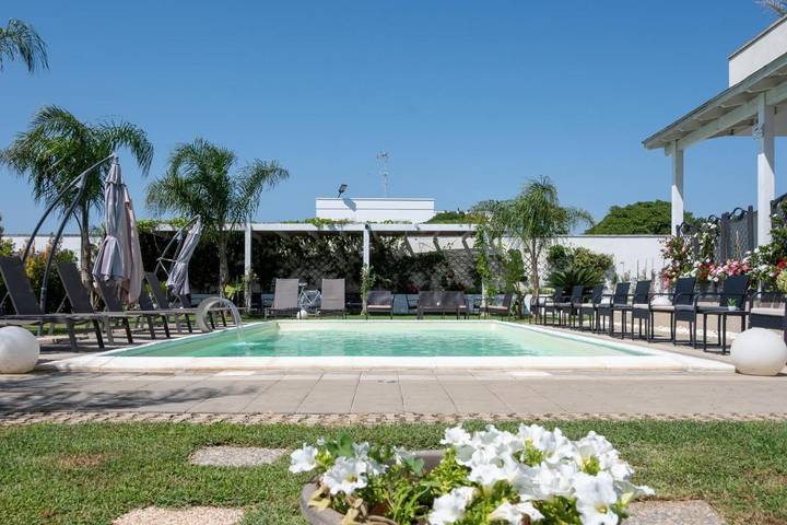 Casa vacanza per 4 persone, con giardino e idromassaggio nonché piscina in Roca Vecchia