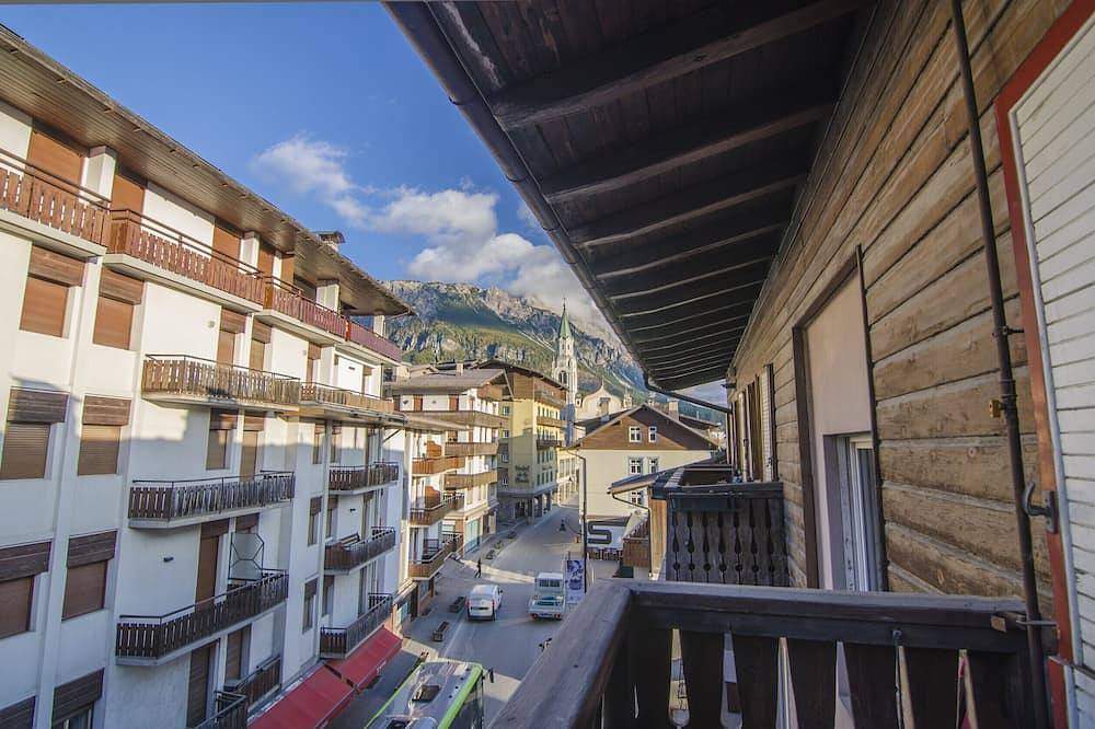 Entire apartment, Cortina to experience: your retreat just a stone's throw from everything in Cortina d'Ampezzo, Dolomiti Superski