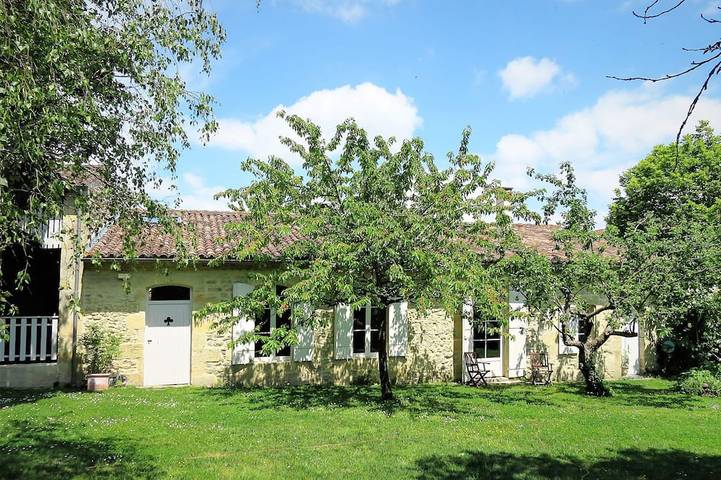 Location de vacances pour 4 personnes, avec jardin et piscine à Vertheuil
