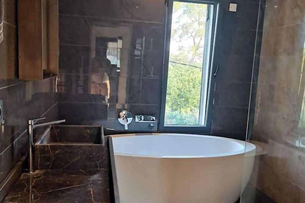 Villa contemporaine a 10 minutes de cannes in Mougins, Région de Cannes