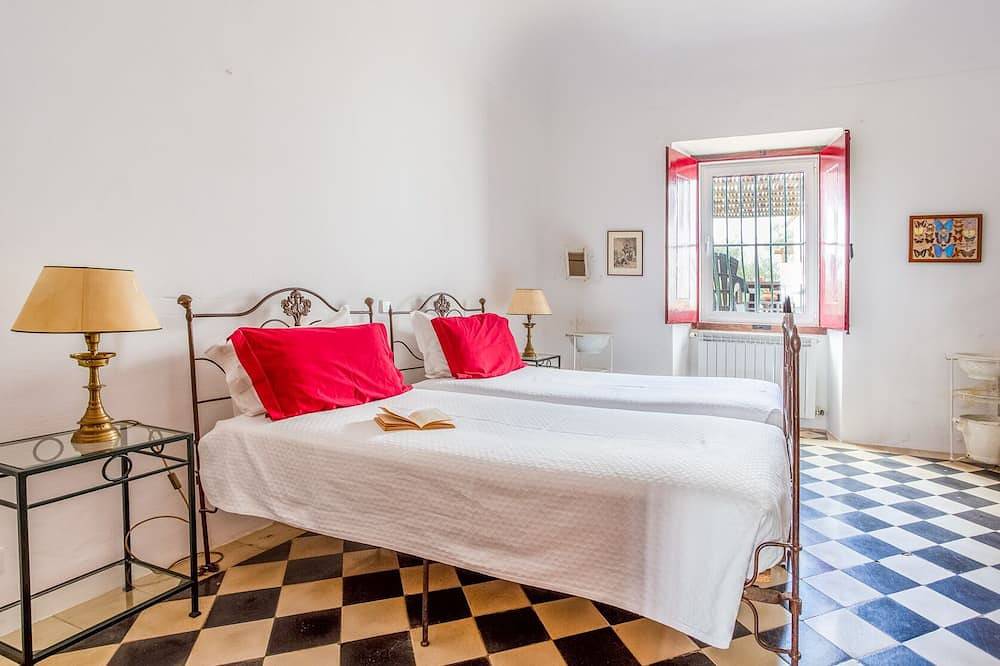 Luxurious Traditional  Farmhouse on Alentejano Cork Farm in Redondo, Distrito de Évora