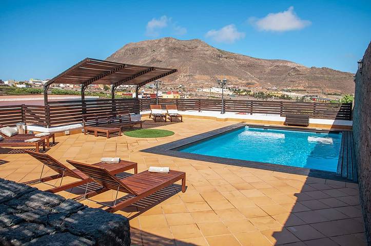 Finca 'Jardín del Norte' con vistas a la montaña, piscina privada, terraza y Wi-Fi in El Agazal, Gáldar