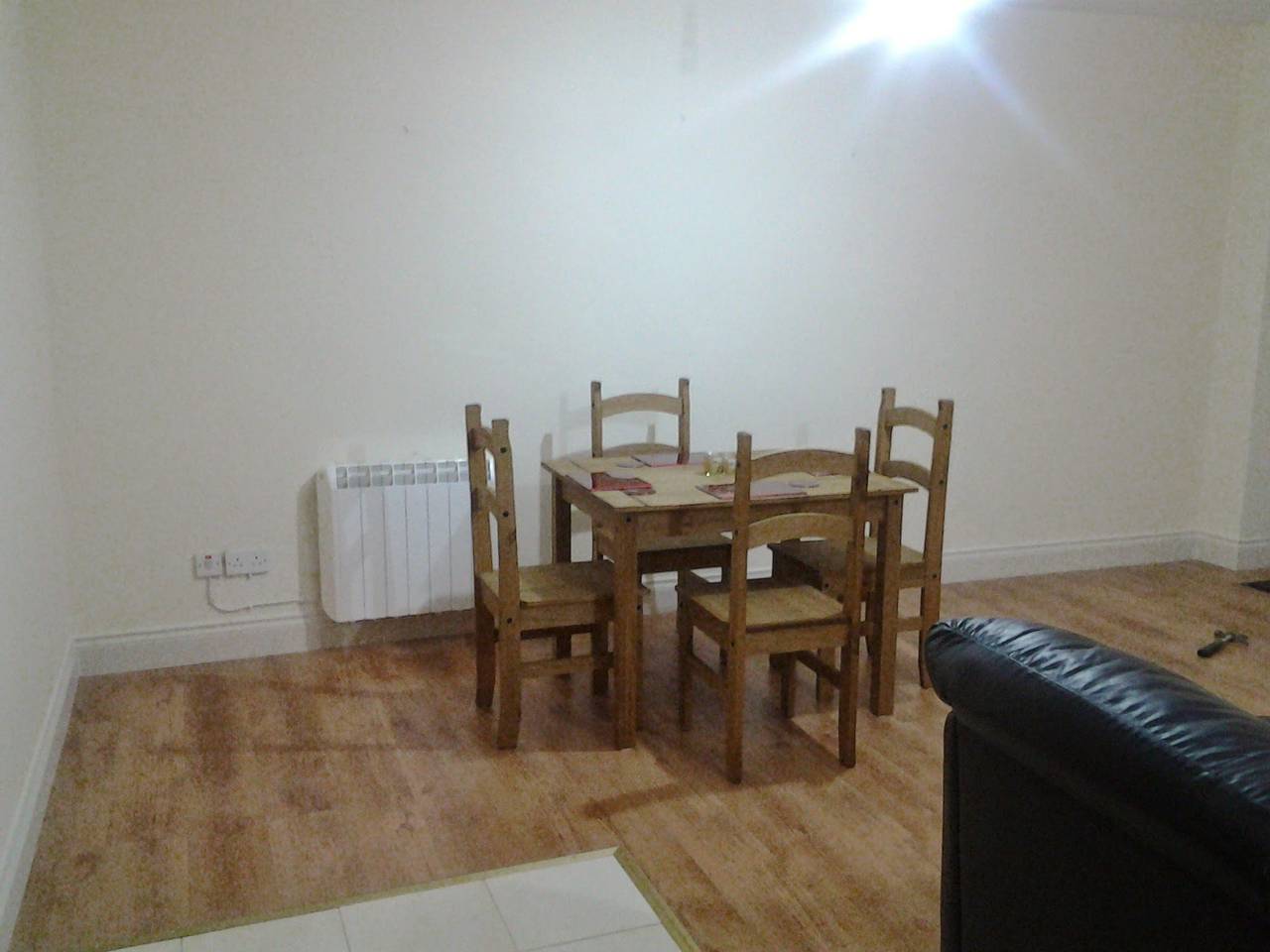 Entire vacation apartment, Galway 2-Bed Apt, Sleeps 4, 5-min walk to Station in St Nicholas, Galway