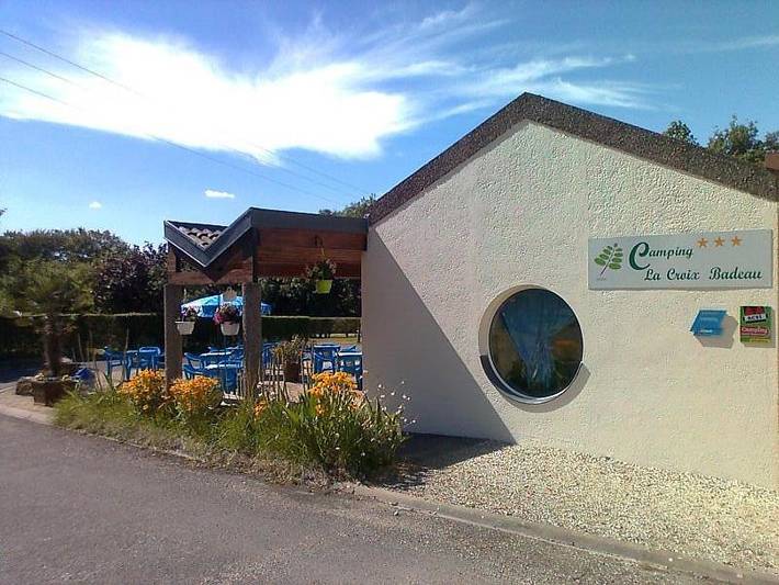 Camping pour 2 personnes, avec Terrasse ainsi que Jardin et Piscine