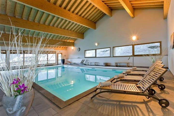 Gîte pour 4 personnes, avec jacuzzi et sauna ainsi que balcon et piscine à Orelle - 4