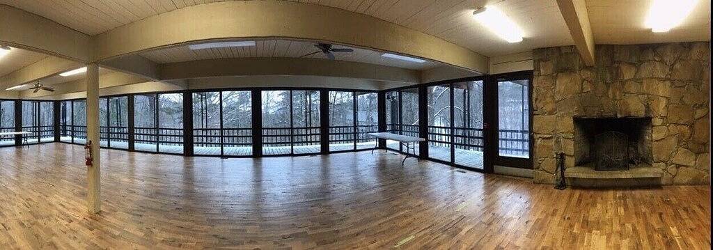 Lodge for 72 people, with pool and yard in Ohio