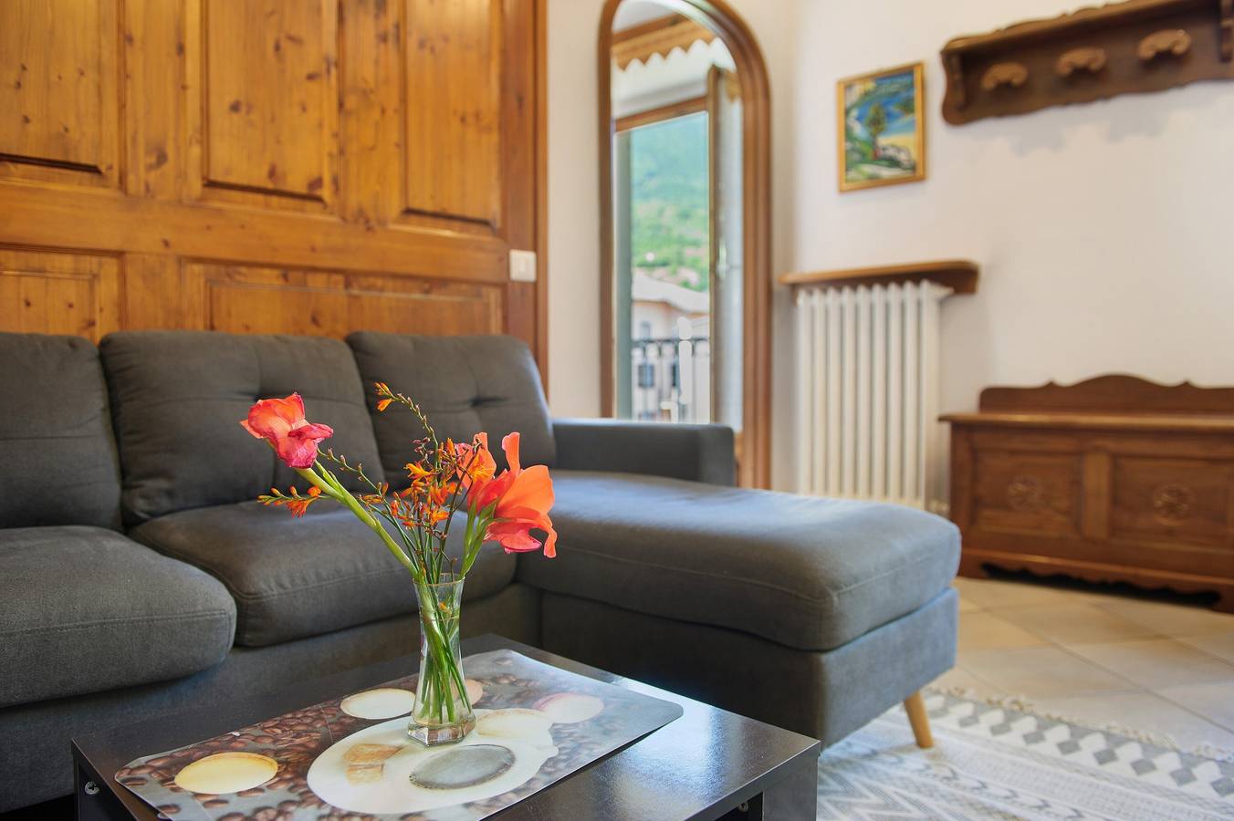 Apartamento entero, Apartamento 'Tibaldi Sette' con vistas a la montaña, terraza privada y Wi-Fi in Domodossola, Comune di Domodossola