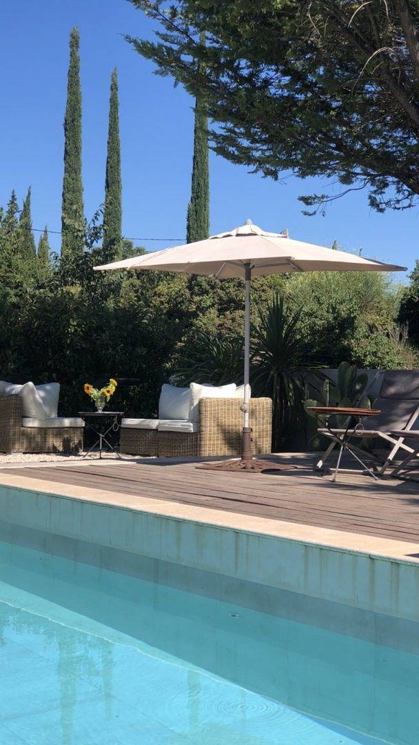 Gîte pour 3 personnes, avec piscine ainsi que terrasse et jardin à Lacoste