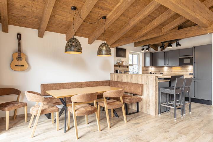 Ferienhaus für 8 Personen, mit Seeblick und Terrasse sowie Sauna in Uttendorf