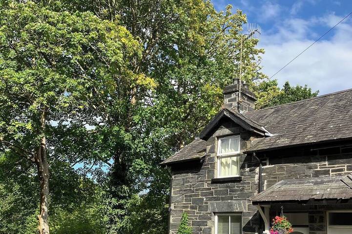 Cottage for 4 people, with Hot tub and Terrace as well as Garden in Betws-y-Coed