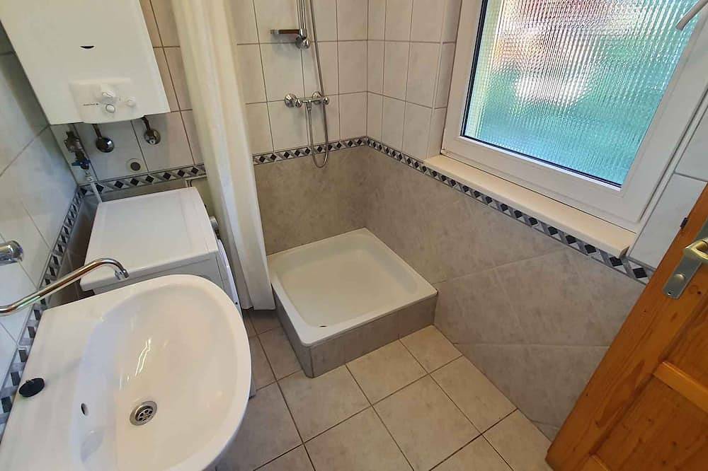 Ferienhaus nur 80 m vom Privat Strand entfernt ,mit einem kleinen Boot und Klimaanlage in Szantod, Plattensee Südufer