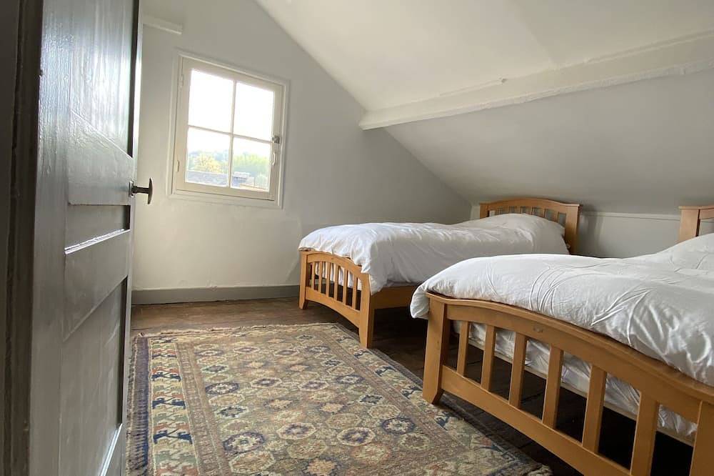 Riverside House & Terrace in Village & Restaurants, Wood Burning Stove, Walking in Cormeilles, Région de Bernay
