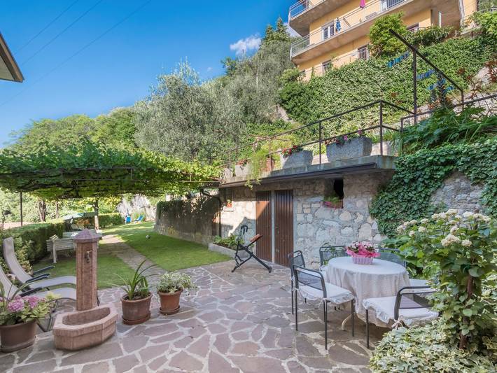 Ferienwohnung für 5 Personen, mit Balkon und Garten sowie Seeblick am Gardasee